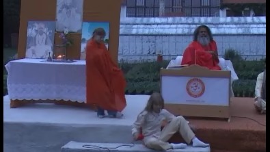 Evening satsang in Strilky ashram garden, disciples about Swamiji, Swamiji