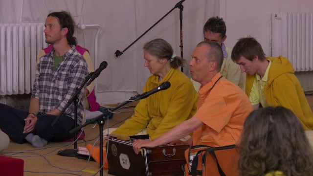 Singing bhajans by Swami Gajanandji