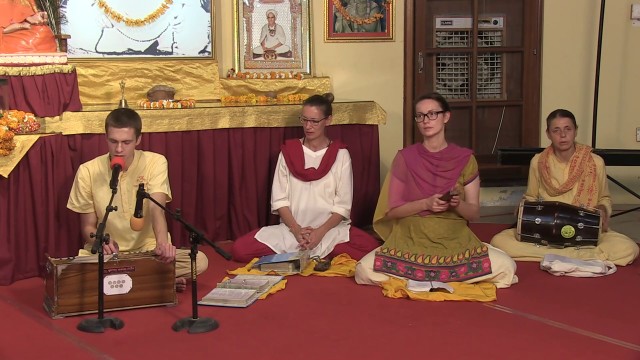 Bhajan singing in the Jadan Ashram