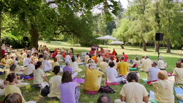 Bhajan singing on the Satsang