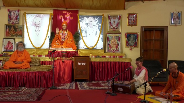 Bhajan singing from Jadan Ashram