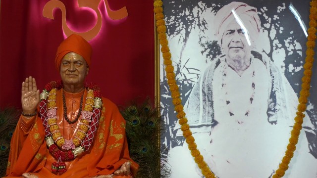 Bhajan singing from Jadan Ashram